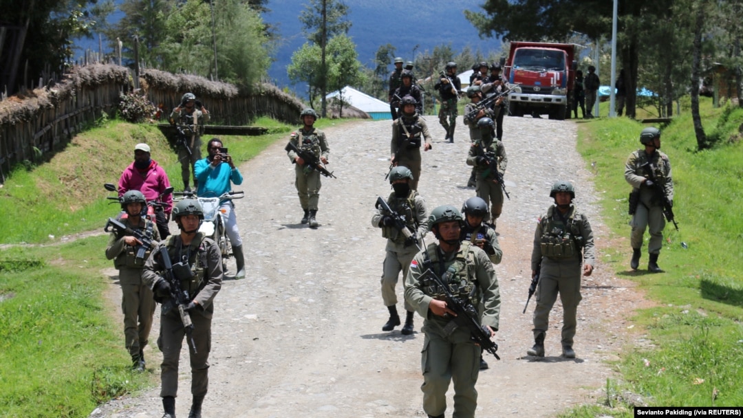 Pasukan keamanan berpatroli di Ilaga, Kabupaten Puncak di Papua, 30 September 2019. (Foto: Sevianto Pakiding/Antara Foto via Reuters)