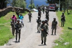 Pasukan keamanan berpatroli di Ilaga, Kabupaten Puncak di Papua, 30 September 2019. (Foto: Sevianto Pakiding/Antara Foto via Reuters)