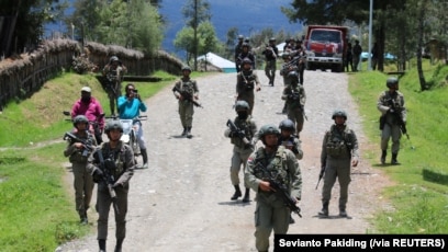 Pasukan keamanan berpatroli di Ilaga, Kabupaten Puncak di Papua, 30 September 2019. (Foto: Sevianto Pakiding/Antara Foto via Reuters)