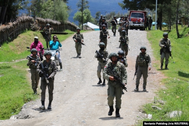 Pasukan keamanan berpatroli di Ilaga, Kabupaten Puncak di Papua, 30 September 2019. (Foto: Sevianto Pakiding/Antara Foto via Reuters)