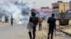 Polícia angolana usa gás lacrimogéneo para dispersar manifestantes em Luanda, Angola, 11 nov 2020.