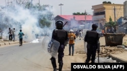 Polícia angolana usa gás lacrimogéneo para dispersar manifestantes durante protesto anti-governo no dia da independência em Luanda, Angola, 11 nov 2020. 