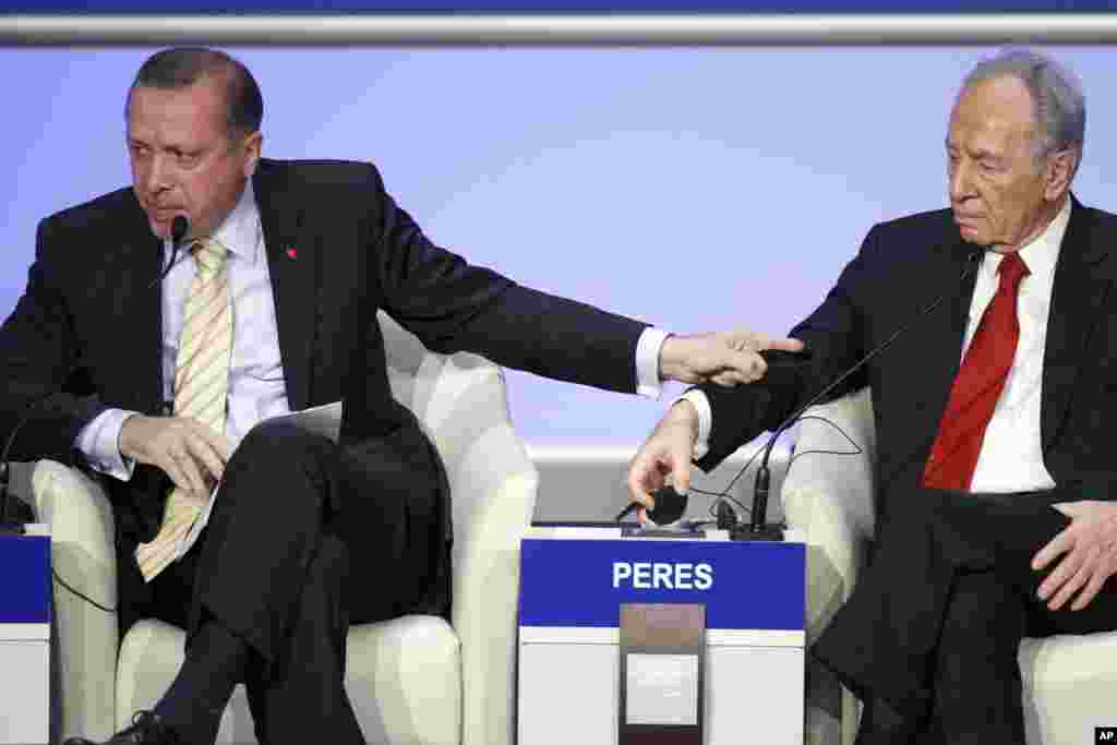 Thủ tướng Thổ Nhĩ Kỳ Recep Tayyip Erdogan, trái, nói chuyện với Tổng thống Israel Shimon Peres trong một phiên họp toàn thể của Diễn đàn Kinh tế Thế giới (WEF) ở Davos, Thụy Sĩ, 29/1/2009.