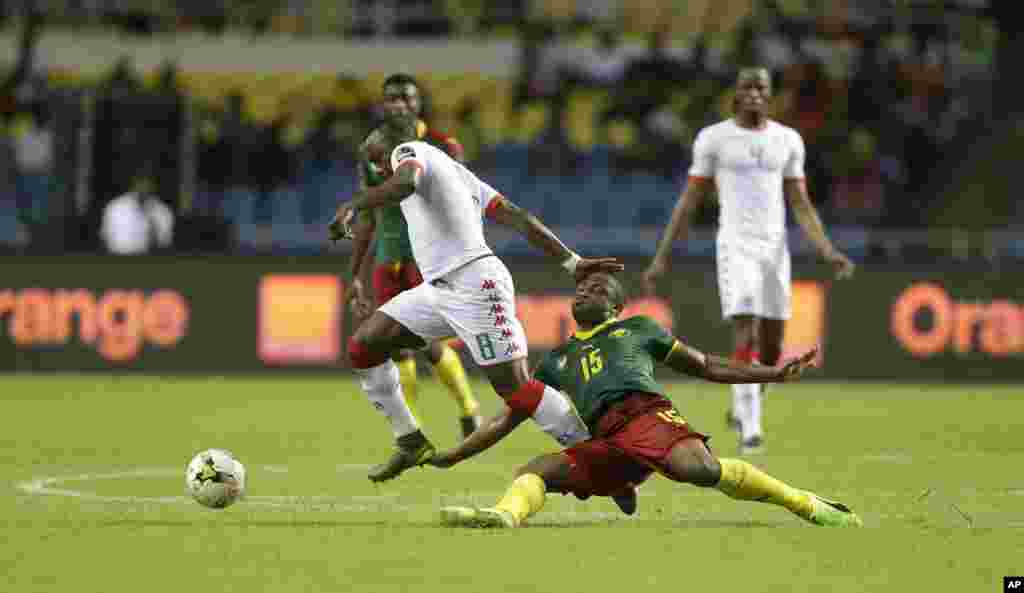 Sébastien Clovis Saini wa Cameroon akimchenga Abdou Traore wa Burkina Fasowakati wa mchuano wao mjini Libreville, Gabon, Januari 14, 2017.