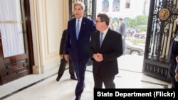 존 케리 미국 국무장관(왼쪽)과 브루노 로드리게스 쿠바 외무장관이 14일 아바나의 쿠바 외교부 청사에 들어서고 있다.
