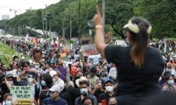 Unjuk rasa di depan Universitas Filipina di Manila, Jumat, 12 Juni 2020.