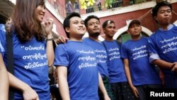 လွတ်လပ်စွာထုတ်ဖေါ်ခွင့်တောင်းဆိုနေကြတဲ့ မြန်မာလူငယ်များ