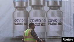 အိန္ဒိယနိုင်ငံ နယူးဒေလီမြို့ လေဆိပ်တွင်ရောက်ရှိလာသော ကိုရိုနာဗိုင်းရပ်စ်ကာကွယ်ဆေးပုံးများ (REUTERS ဒီဇင်ဘာ၊၂၂၊၂ဝ၂ဝ)