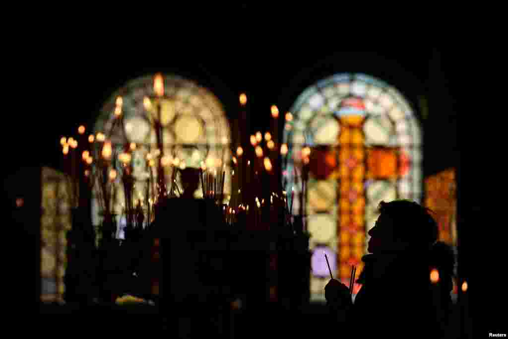 Una mujer asiste a una misa de Navidad en la catedral de San Alejandro Nevski en Sofía, Bulgaria.