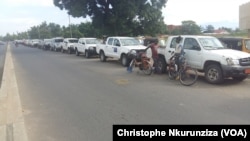 Plusieurs véhicules devant une station-service à Bujumbura, Burundi, 30 mai 2017. (VOA/Christophe Nkurunziza)