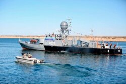 Kapal perang Angkatan Laut Iran dalam latihan militer angkatan laut di Teluk Oman, Iran, Rabu, 13 Januari 2021. (Foto: Angkatan Darat Iran via AP).