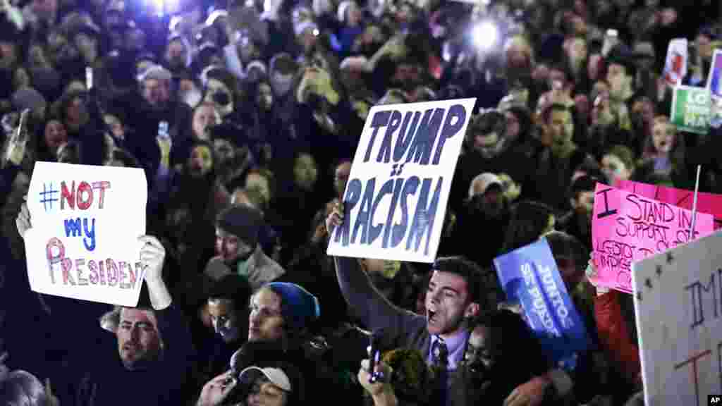 Des manifestants exigent que le président élu Donald Trump n'accède pas au pouvoir, lors d'une marche à Boston, le 9 novembre 2016.