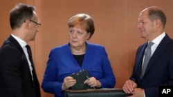Канцлер Германии Ангела Меркель. Справа – министр иностранных дел страны Хайко Маас, слева – министр финансов и вицеканцлер Олаф Шольц (архивное фото) 