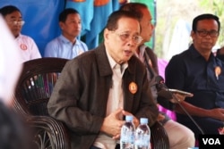 Sok Eysan, a spokesman and senior official for the ruling Cambodian People's Party, speaks to commune councilors in Romeas Hak district on Thursday as part of his campaign for a Senate seat in Svay Rieng province. “We don’t lie like the wind-and-smoke words of the contemptible Sam Rainsy and Kem Sokha,” Eysan said. Feb. 15, 2018 (Sun Narin/VOA Khmer)