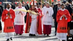 Папа Франциск и кардиналы в красных одеяниях отметили Пальмовое воскресенье длительной и торжественной церемонией на площади Святого Петра. 25 марта 2018 г.