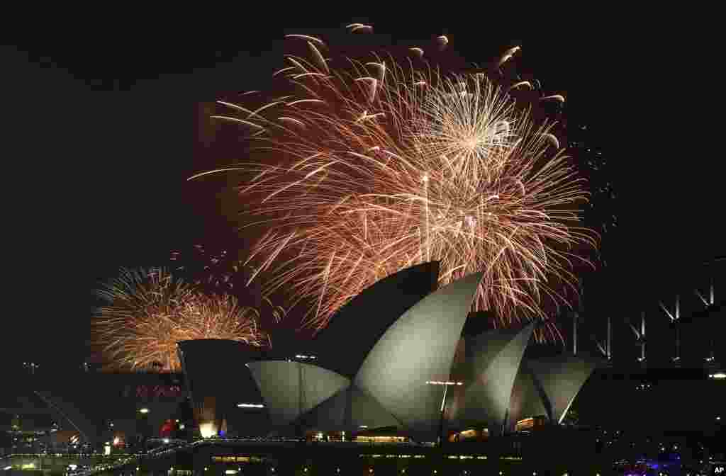 Gemerlap kembang api menghiasi Opera House dan Harbour Bridge dalam perayaan Tahun Baru di Sydney, Australia.