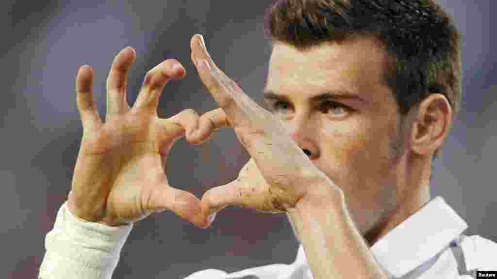 Gareth Bale នា​ឆ្នាំ​នេះ កីឡាករ​សញ្ជាតិ​វ៉ែល​ ដែល​លេង​ឲ្យ​ក្លឹប Real Madrid នៅ​តែ​ជា​កីឡាករ​បាល់ទាត់​រក​ប្រាក់​ចំណូល​បាន​ខ្ពស់​ជាង​គេ​នៅ​ក្នុង​ក្រុម​បន្ទាប់​ពី​កីឡាករ Cristiano Ronaldo។ កីឡាករ​រូបនេះ​រក​ប្រាក់​ចំណូល​បាន ២៤,៥ លាន​ដុល្លារ ដែល​ក្នុង​នោះ​រួម​មាន ១៤ លាន​អឺរ៉ូ ជា​ប្រាក់​បៀវត្សរ៍។&nbsp;