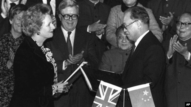 英國首相瑪格麗特·撒切爾和中國總理趙紫陽1984年12月19日在北京交換香港移交協議。 鄧小平在場。