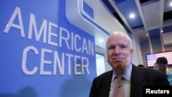 Thượng nghị sĩ McCain rời buổi họp báo tại Trung tâm Hoa Kỳ ở Hà Nội, 8/8/2014.