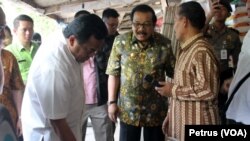 Menteri Perdagangan Rahmat Gobel bersama Gubernur Jawa Timur Soekarwo melakukan sidak di pasar beras Bendul Merisi Surabaya, Sabtu 20 Juni 2015 (Foto:VOA/Petrus)