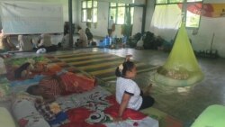 Warga desa Poi di kecamatan Dolo Selatan mengungsi di di sebuah bangunan bekas sekolah yang digunakan menjadi tempat pengungsian untuk warga yang menjadi korban banjir bandang, 9 Desember 2019. (Foto: Yoanes Litha/ VOA)