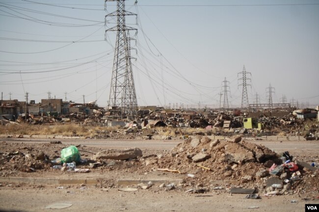 Soldiers say they believe IS militants were hiding in this abandoned industrial area, which is known to be sitting on a maze of bomb-riddled IS tunnels in Mosul, Iraq, June 30, 2017. (H. Murdock/VOA)