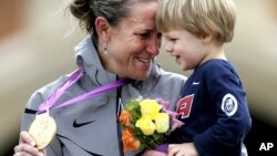 La médaillée olympique américaine Kristin Armstrong, avec son fils Lucas lors de la remise des médailles à Londres le 1er août 2012.