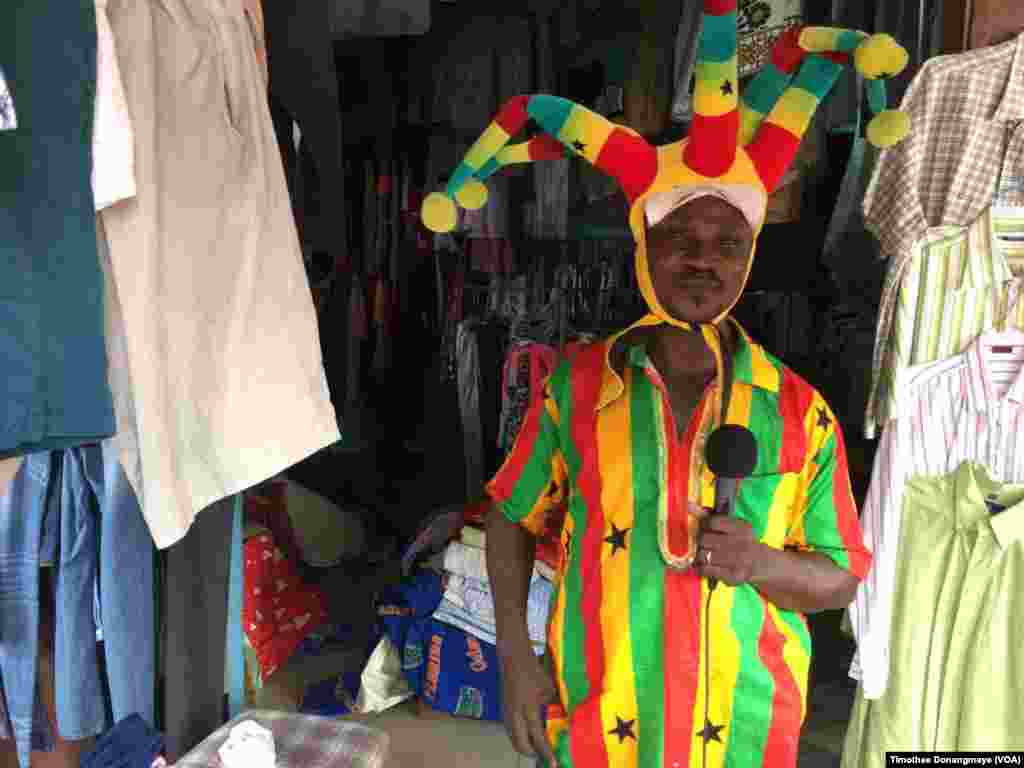 Un supporter du Ghana dans les rues de Port-Gentil avant le match du groupe D, au Gabon, le 16 janvier 2017. (VOA/ Timothée Donangmaye)