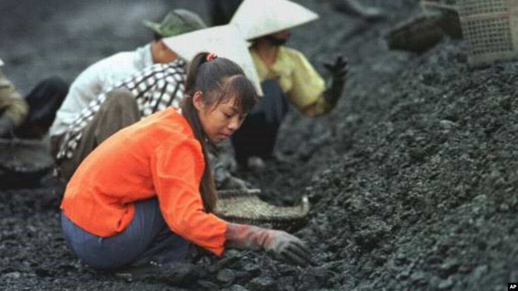 Công nhân than đá Việt Nam làm việc ở mỏ than Cẩm Phả.