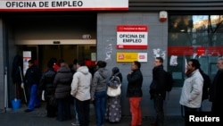 Warga antri dengan tertib di depan kantor tenaga kerja di Madrid (Foto: dok). Tingkat pengangguran di Spanyol naik dan mencapai rekor 27,2 persen di kuartal pertama tahun 2013.