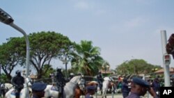 A polícia barrou a passagem para a estátua de Agostinho Neto