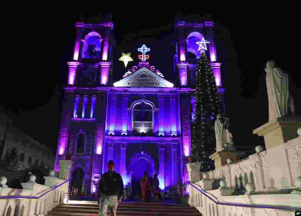 بھارت کے شہر حیدر آباد کے سینٹ جوزف کتیھڈرل کو کرسمس کے موقع پر خصوصی طور پر برقی قمقموں سے سجایا گیا ہے۔