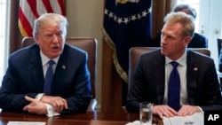 El subsecretario de Defensa, Patrick Shanahan escucha al presidente Donald Trump durante una reunión en la Casa Blanca, en Washington, el 9 de abril de 2018.