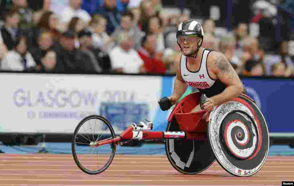 Vận động viên Josh Cassidy của Canada nhìn bảng điểm sau khi tranh tài trong Vòng 1 môn Para-Sport 1500m T54 của nam tại Đại hội Thể thao Khối Thịnh vượng Chung 2014 tại Glasgow, Scotland.