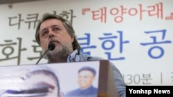 지난달 25일 비탈리 만스키 감독이 서울 국회의원회관 제2 소회의실에서 열린 다큐영화 '태양 아래(Under the Sun)' 특별시사회에서 발언하고 있다.