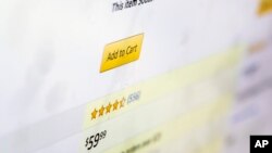 La calificación de un cliente para un producto a la venta en Amazon.com se muestra en la pantalla de una computadora.