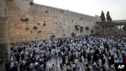 Men pray ahead of the Jewish New Year at the Western Wall, the holiest site where Jews can pray, in Jerusalem's old city, Sep. 13, 2015. 