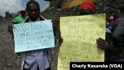 Des hutu brandissent leur revendication devant le bureau du Gouverneur du Nord-Kivu, à Goma, 19 mai 2017. (VOA/Charly Kasereka)