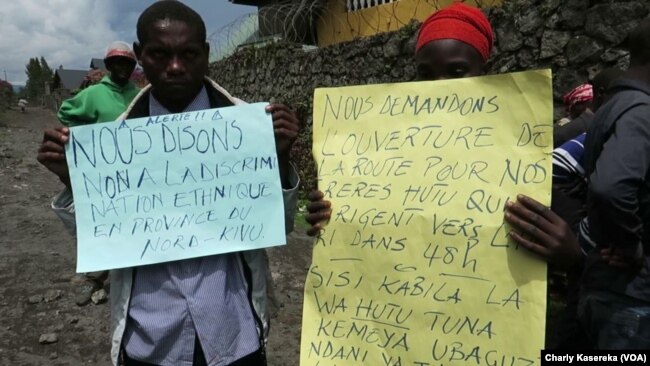 Des hutu brandissent leur revendication devant le bureau du Gouverneur du Nord-Kivu, à Goma, 19 mai 2017. (VOA/Charly Kasereka)