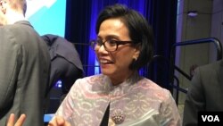 Menteri Keuangan Sri Mulyani Indrawati dalam pertemuan Bank Dunia dan Dana Moneter Internasional (IMF) di Washington, DC tahun lalu. (VOA/Eva Mazrieva)