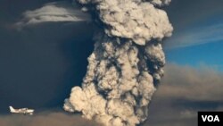 Meteorólogos en Islandia dicen que la nube de ceniza que sale del volcán Grimsvotn ha disminuido desde que hizo erupción.