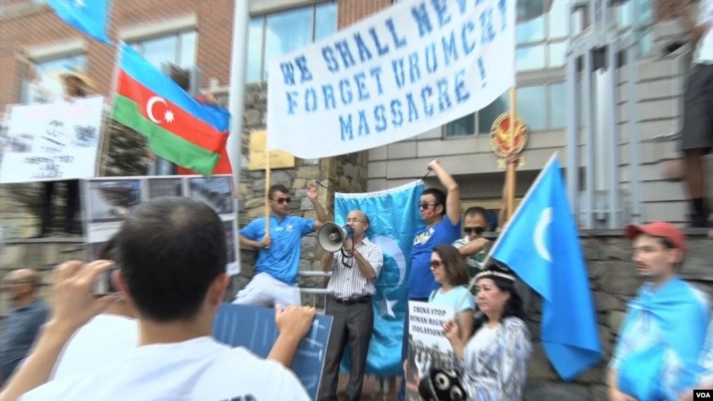 资料： 2015年7月12日，维吾尔人和支持者在美国首都华盛顿街头游行并聚集在泰国大使馆前抗议泰国把100余名维吾尔人强行递解回中国。（美国之音乌兹别克语组拍摄）(photo:VOA)