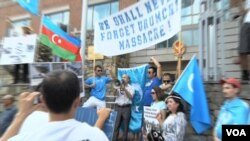 资料： 2015年7月12日，维吾尔人和支持者在美国首都华盛顿街头游行并聚集在泰国大使馆前抗议泰国把100余名维吾尔人强行递解回中国。（美国之音乌兹别克语组拍摄）