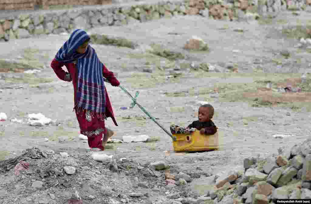 아프가니스탄 분쟁으로 국내를 떠돌고 있는 실향민 어린이들이 수도 카불의 임시 쉼터에서 놀고 있다. &nbsp;