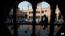 Des musulmans lors d’une prière dans une mosquée à Peshawar, au Pakistan, 13 septembre 2016