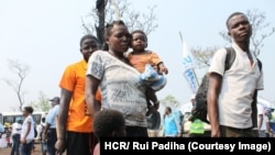 Des familles ayant fui les attaques des milices dans la province du Kasai en République démocratique du Congo (RDC) arrivent dans l’installation récemment établie de Lóvua au nord de l’Angola, 2017. © HCR/ Rui Padiha