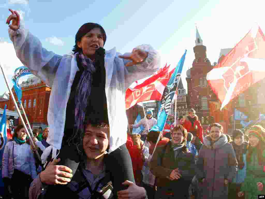 Ngày 6 tháng 12: Nhóm thanh niên thân cũng tham gia một cuộc biểu tình chống lại các cuộc biểu tình của phe đối lập tại trung tâm Moscow. (REUTERS/Mikhail Voskresnsky)