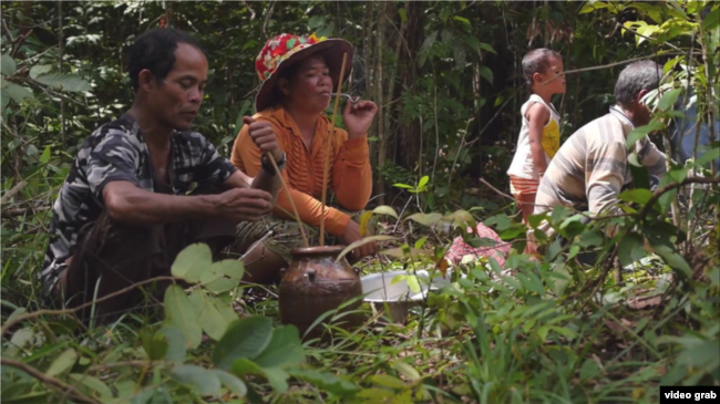 រូបភាពដកស្រង់ចេញពីវីដេអូឯកសាររបស់អង្គកាសង្រ្គោះសត្វព្រៃ «កុលសម័្ពន្ធយើង បេតិភ័ណ្ឌយើង» បង្ហាញពីជនជាតិព្រៅកំពុងធ្វើពិធីសែនព្រែនដល់អារុក្សអារក្សអ្នកតា។