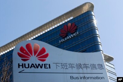 资料照：华为在广东东莞的研发中心内一个为雇员提供班车的告示牌。（2018年12月18日）