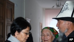 Interim Kyrgyz leader Roza Otunbayeva meets with petitioners from a rural village inside the Defense Ministry in Bishkek, Kyrgyzstan, which is her temporary office, 12 Apr 2010